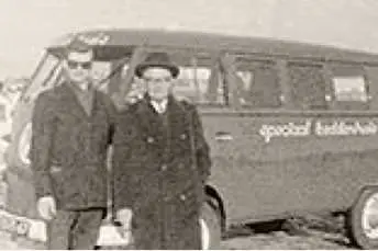 Twee mannen naast een bestelbus van het beddenhuis