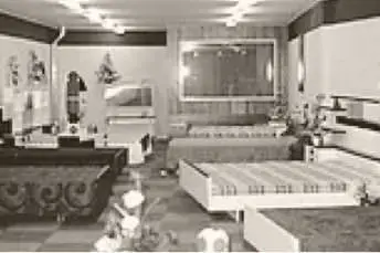 Showroom met bedden en slaapkamermeubels in de jaren zeventig