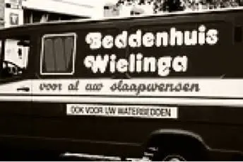 Bestelwagen met de tekst Beddenhuis Wielinga, voor al uw slaapwensen