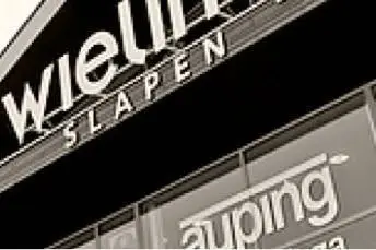 Gevelletters van Wielinga Slapen en een Auping-bord