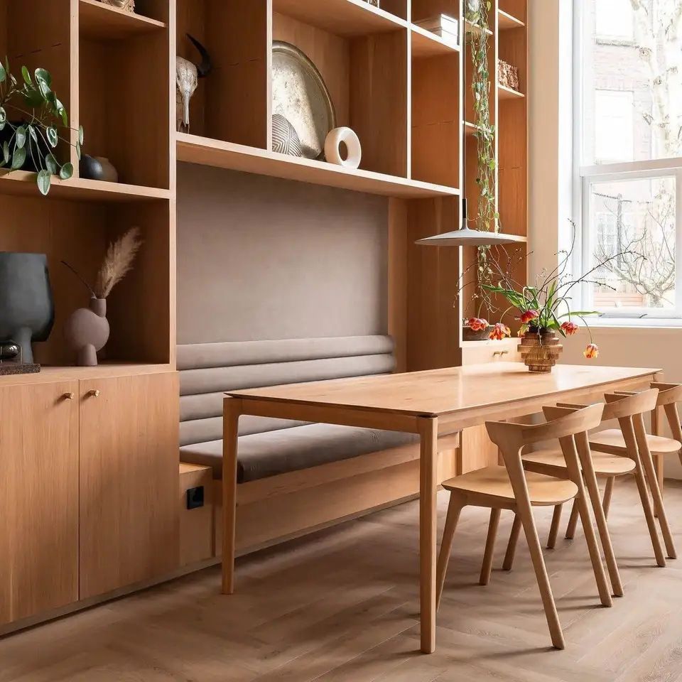 Eiken wandkast met zitbank en eettafel op een lichte visgraatvloer