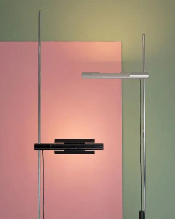 Twee staande lampen met een lichtbalk voor een roze en een groen vlak