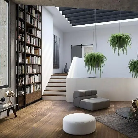 Hoge woonruimte met een boekenwand en hangplanten op een bruine eiken vloer