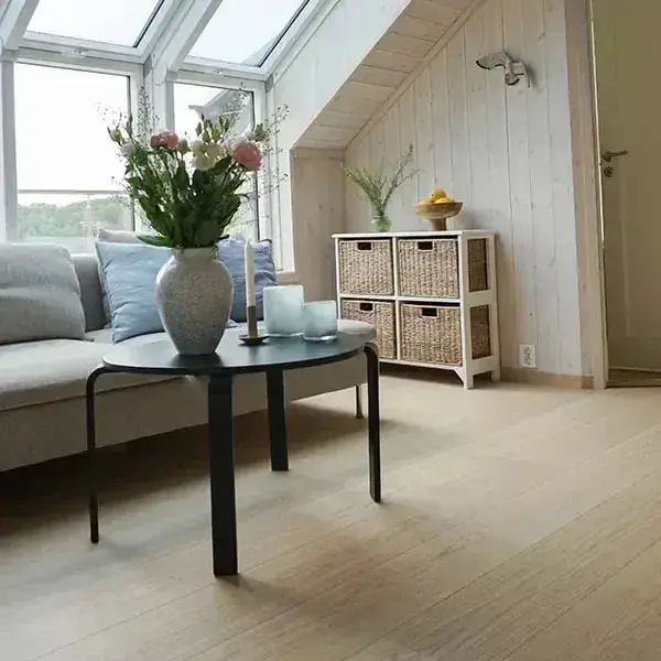 Zithoek onder dakramen op lichte eiken planken