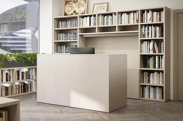 Boekenkast rond een bureau in een lichte werkkamer
