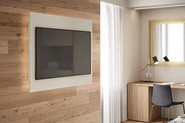 Eiken wandpaneel met een tv, en een bureau bij het raam