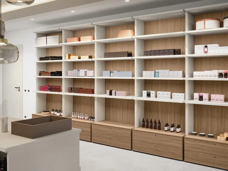 Winkel met een wand van open vakken en laden, een toonbank en glazen hanglampen