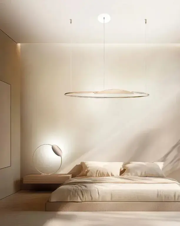 Een dunne lichtring boven een laag bed in een crème slaapkamer met strijklicht
