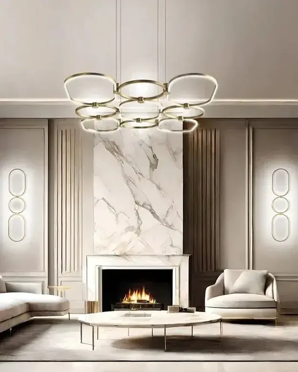 Ringen van licht boven een zitkamer met een marmeren schouw en lichte banken