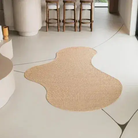 Karpet in een organische vorm op een lichte gietvloer bij een bar