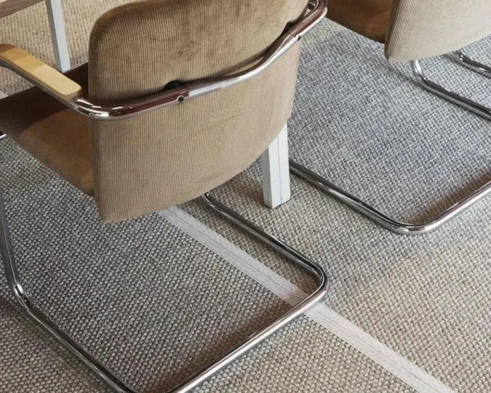 Sledestoelen met een ribfluwelen zitting op grijsbeige sisal met een ingelegde rand