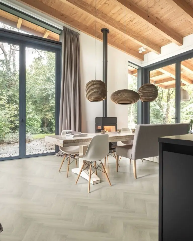Tuinkamer met een houten plafond, kartonnen hanglampen en een lichte visgraatvloer