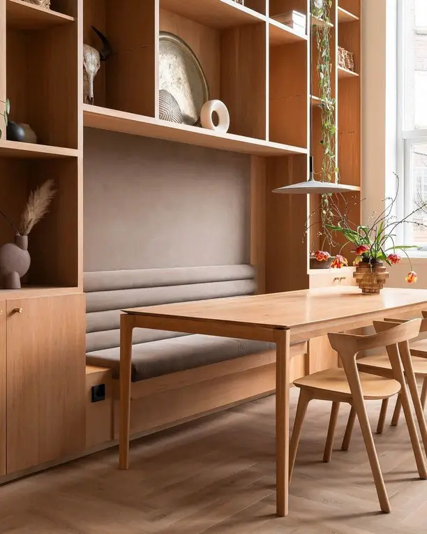 Eiken kastenwand met zitbank en eettafel op een lichte visgraatvloer