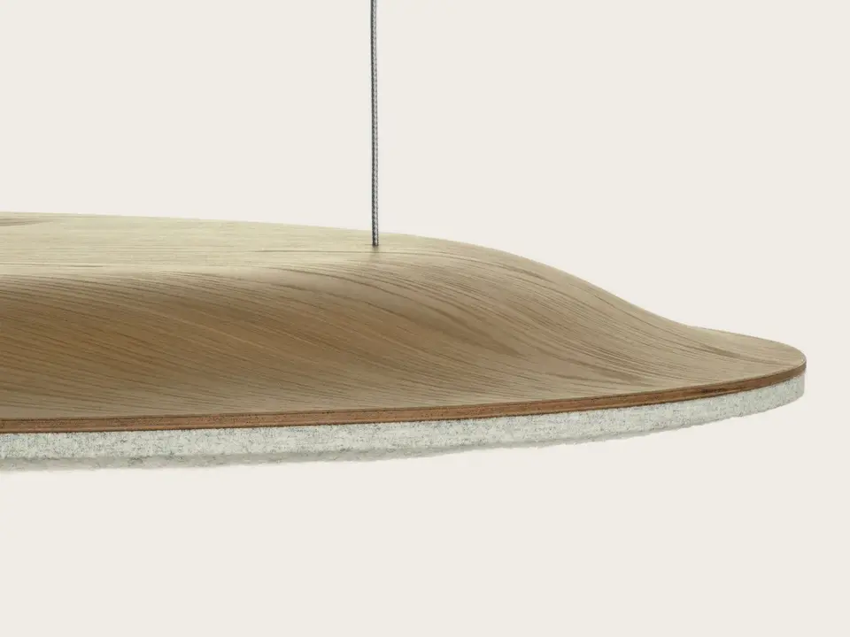 Een zwevend paneel met een bovenkant van licht gevormd hout en een onderkant van grijs vilt, aan een dunne kabel