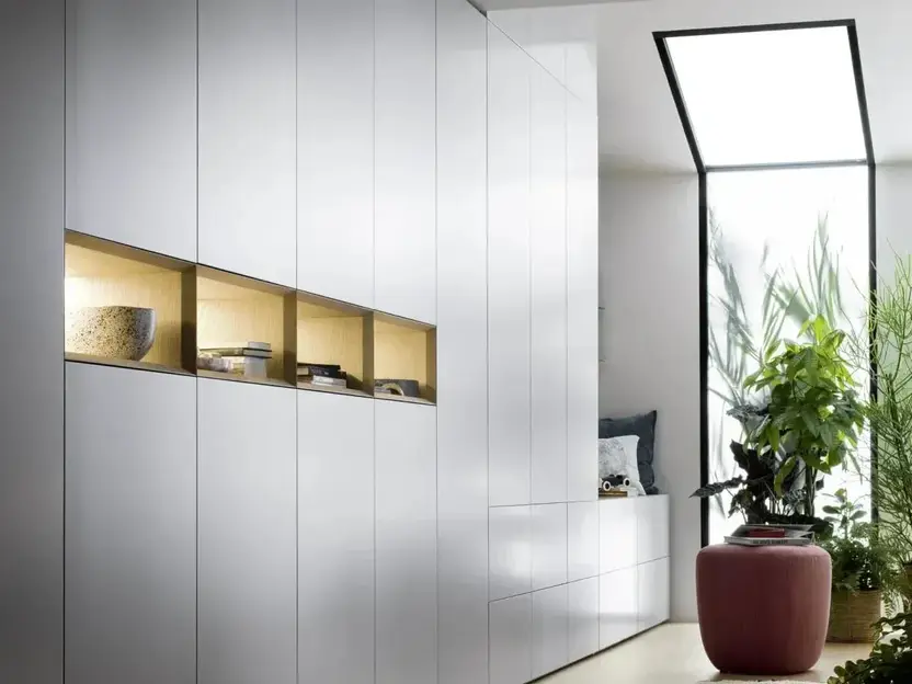 Greeploze kastenwand van vloer tot plafond met verlichte eiken nissen