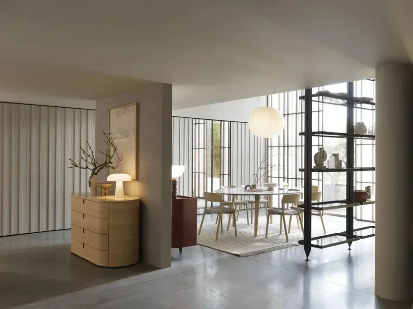 Ronde ladekast in een open ruimte met een eettafel en een stalen open kast