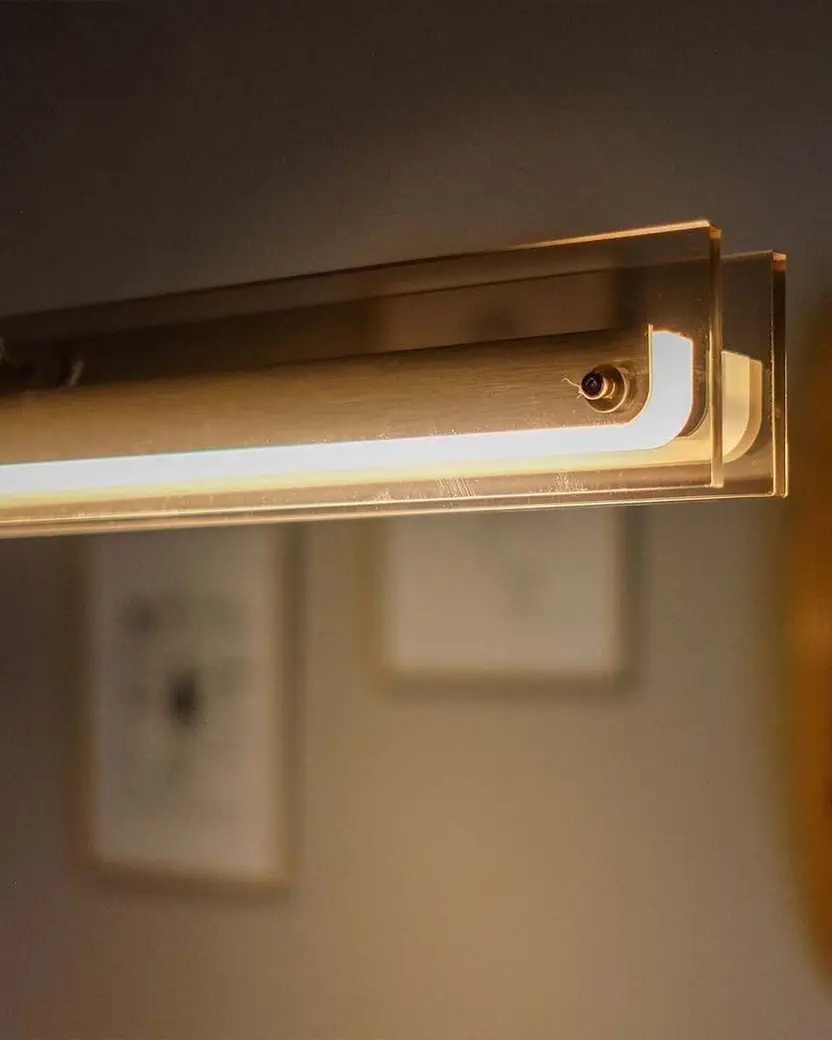 De warme lichtlijn van een lineaire lamp van dichtbij