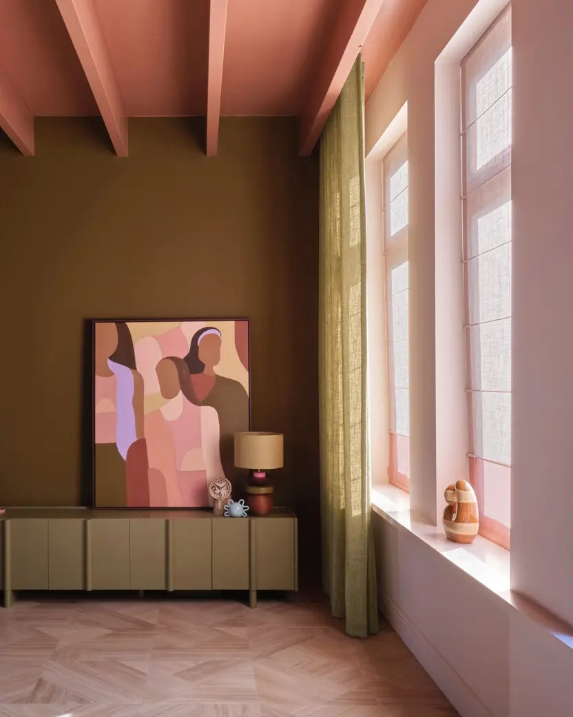 Olijfgroen gordijn in een kamer met een bruine wand, een dressoir en een schilderij
