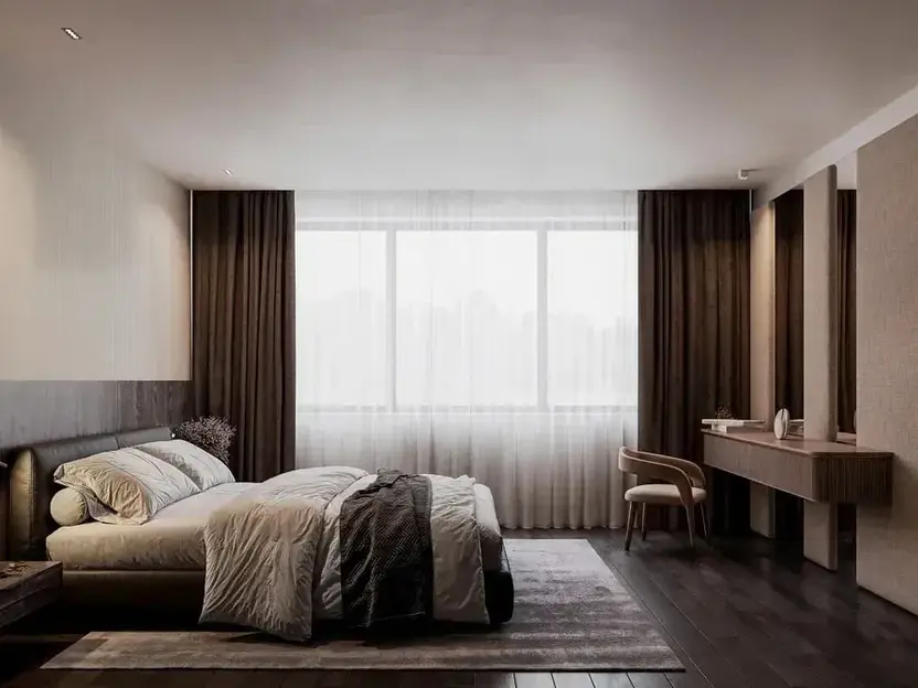 Een warme slaapkamer met donkere gordijnen en spots in het plafond