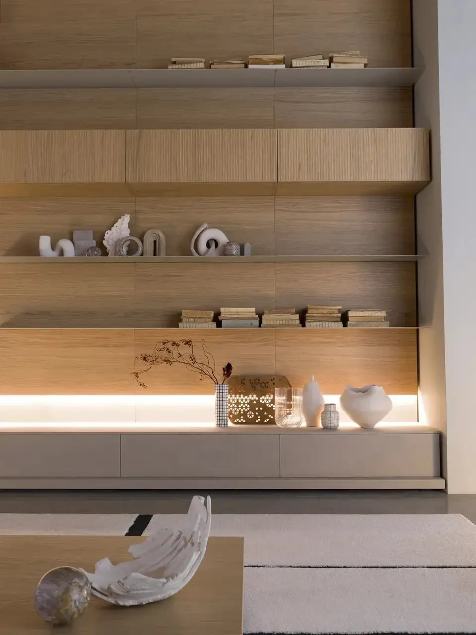 Eiken wandkast met planken, een verlichte nis en greeploze laden