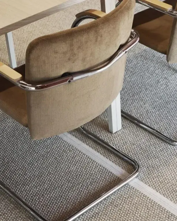 Stoelen met een fluwelen zitting op sisal met een ingelegde rand